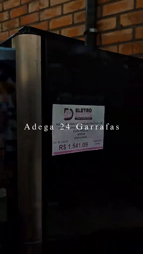 Interior iluminado por LED com prateleiras para vinhos da adega