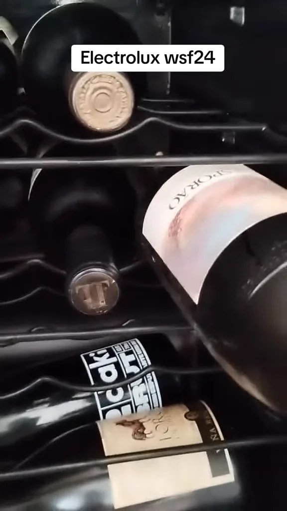 Removendo garrafa de vinho das prateleiras estreitas da adega Electrolux
