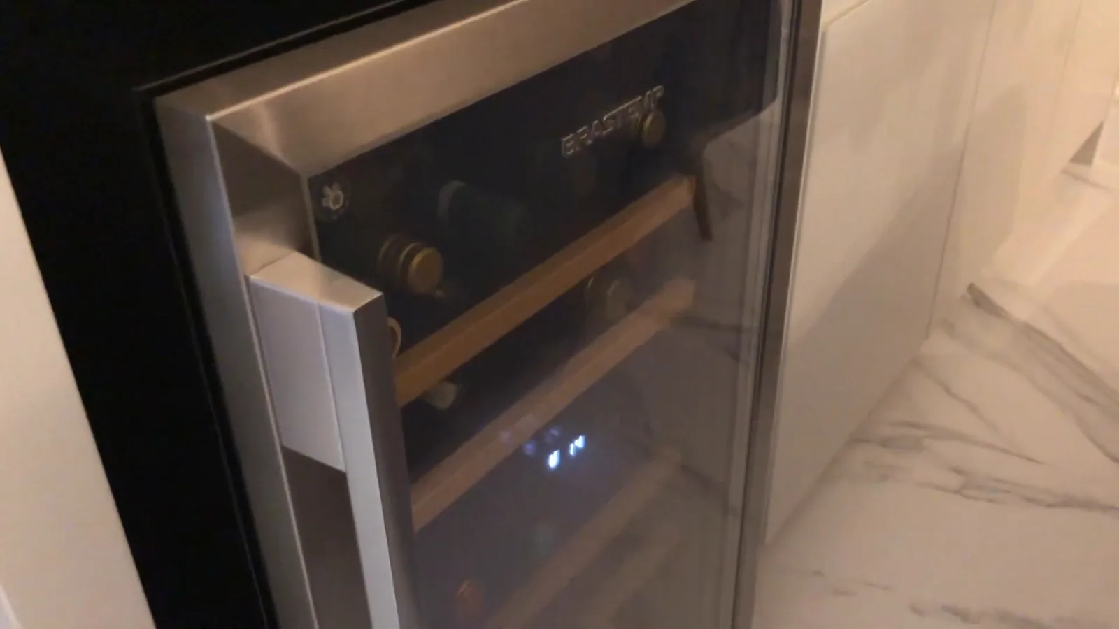 Adega climatizada Brastemp BZB33BE instalada sob bancada com porta de vidro