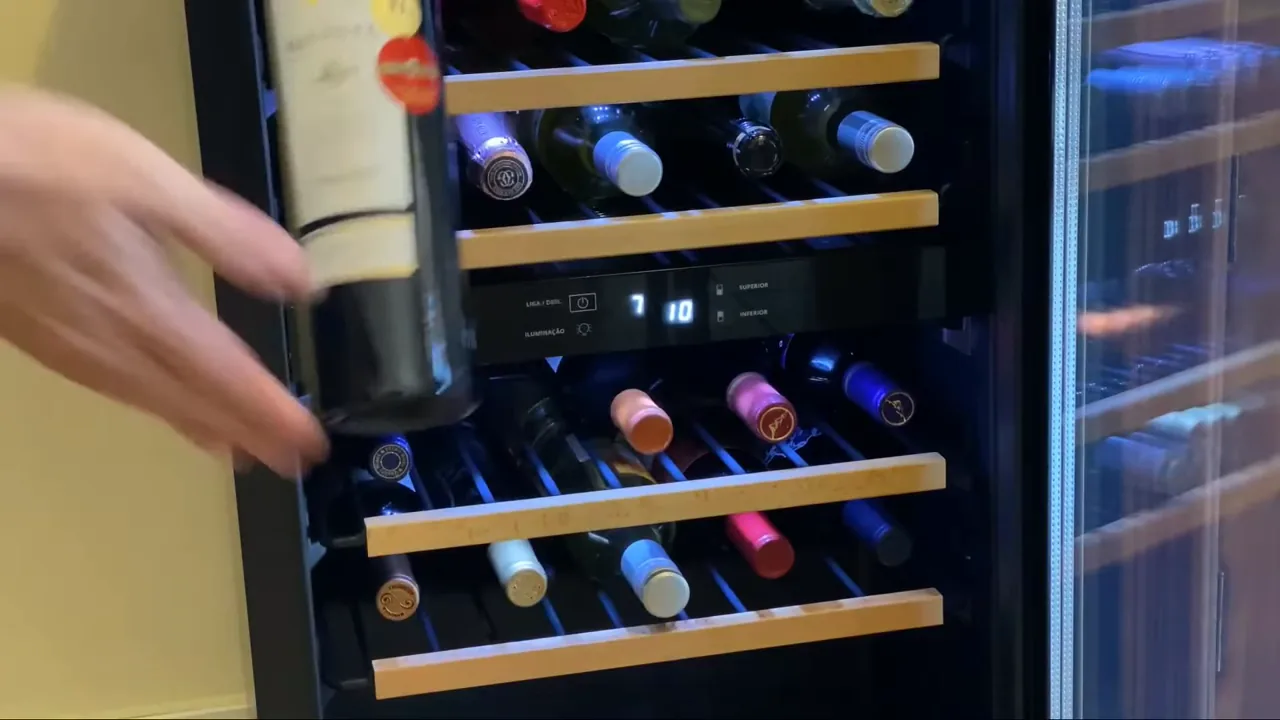 Encaixe de garrafa tradicional de vinho na prateleira da adega