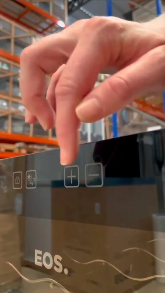 Ajuste de temperatura no painel digital touch da adega EOS