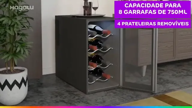 Porta aberta exibindo prateleiras e garrafas de vinho organizadas