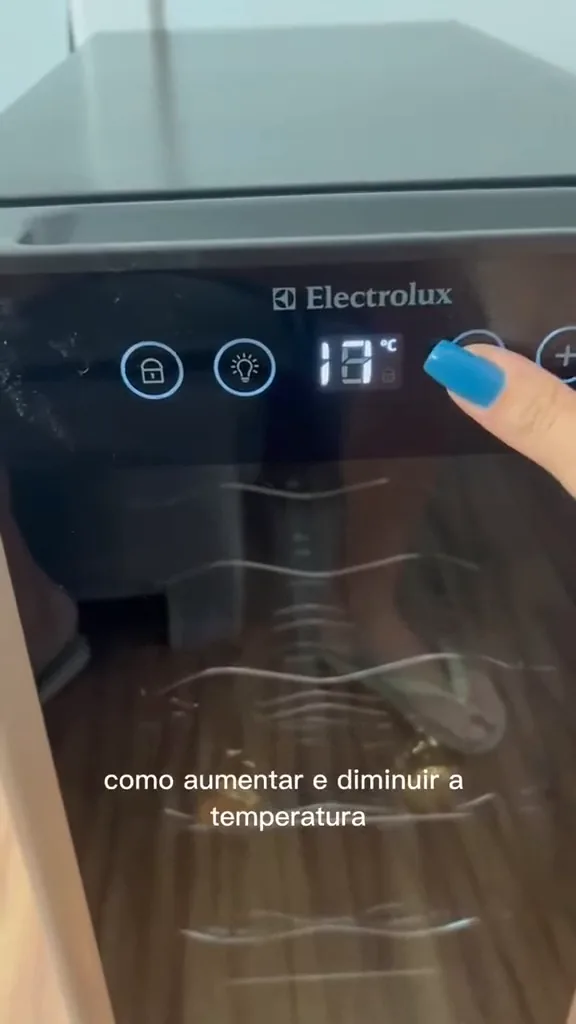 Ajuste de temperatura no painel touch da adega Electrolux ACB08