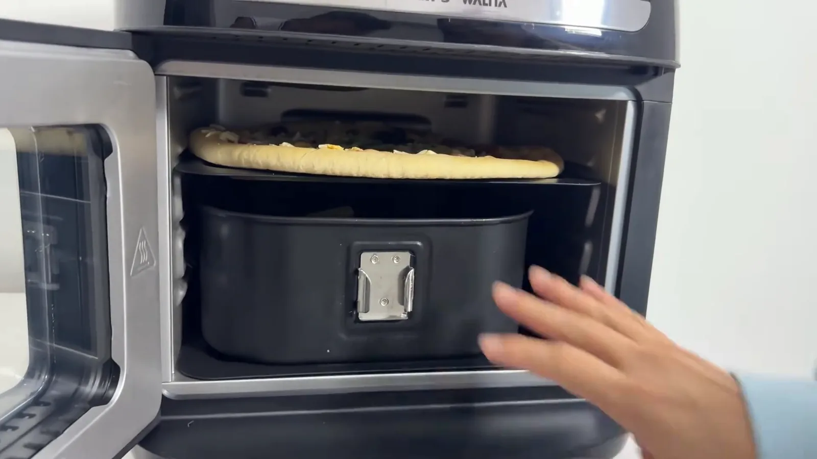 Interior da air fryer oven com pizza e batatas posicionadas