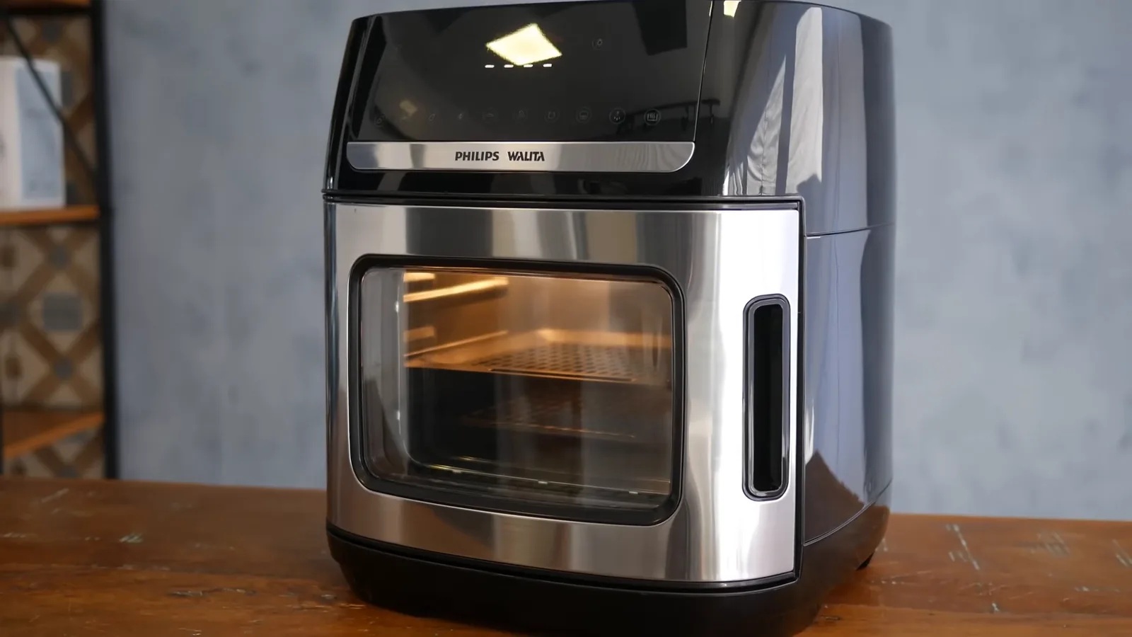 Forno air fryer Philips Walita em funcionamento com iluminação interna acesa