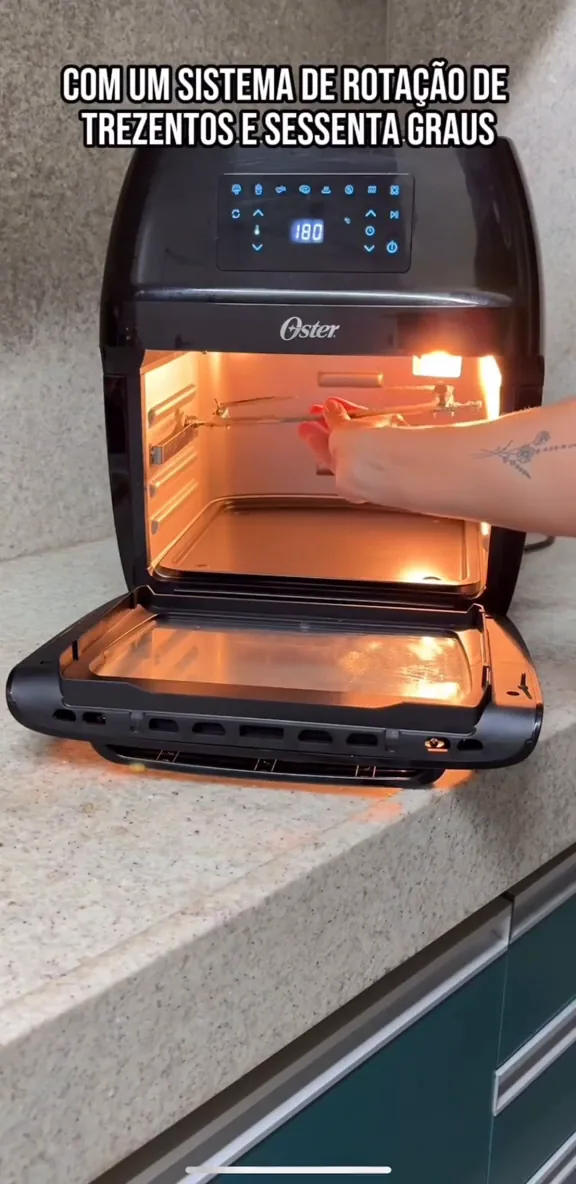 Instalação do espeto rotisserie dentro da cavidade interna da fritadeira