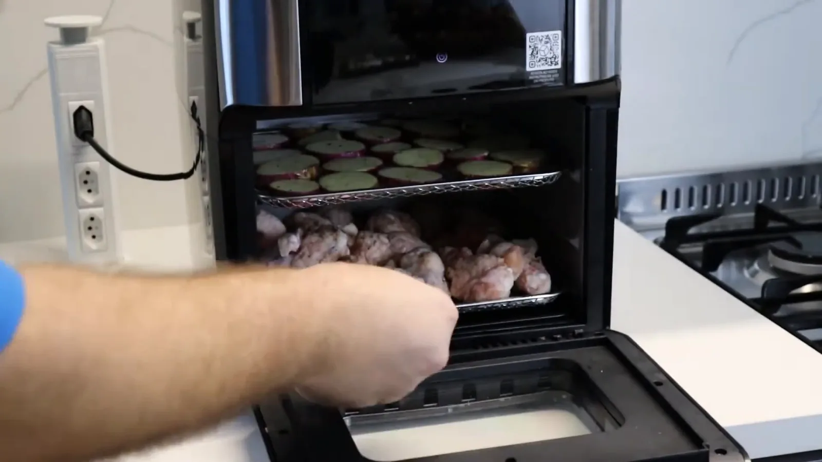 Duas assadeiras com alimentos posicionadas na air fryer oven Philco