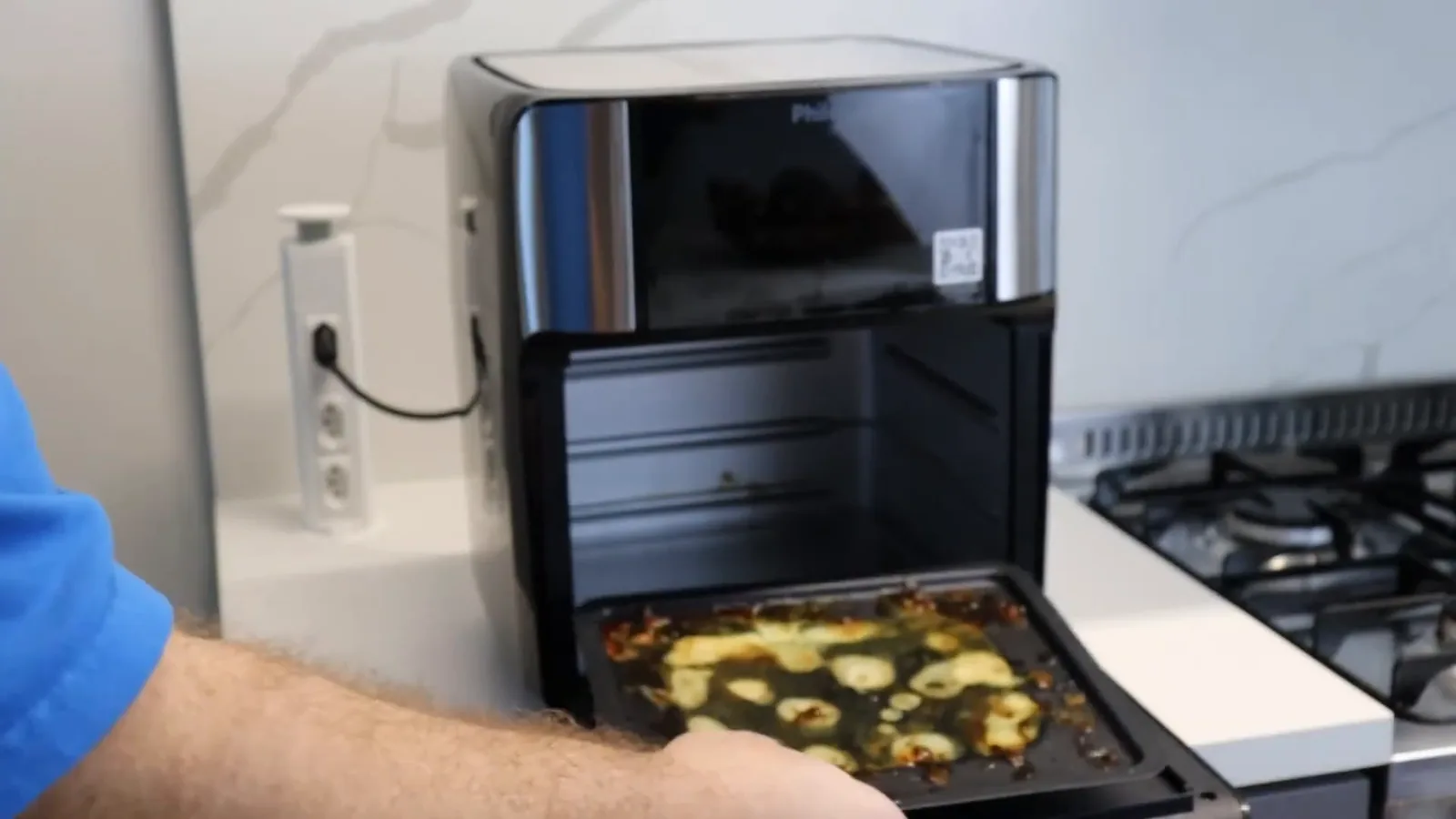 Remoção da bandeja coletora de gordura na base do forno Philco