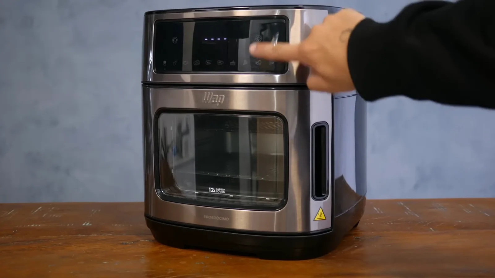 Luz interna acesa destacando a cavidade da air fryer oven