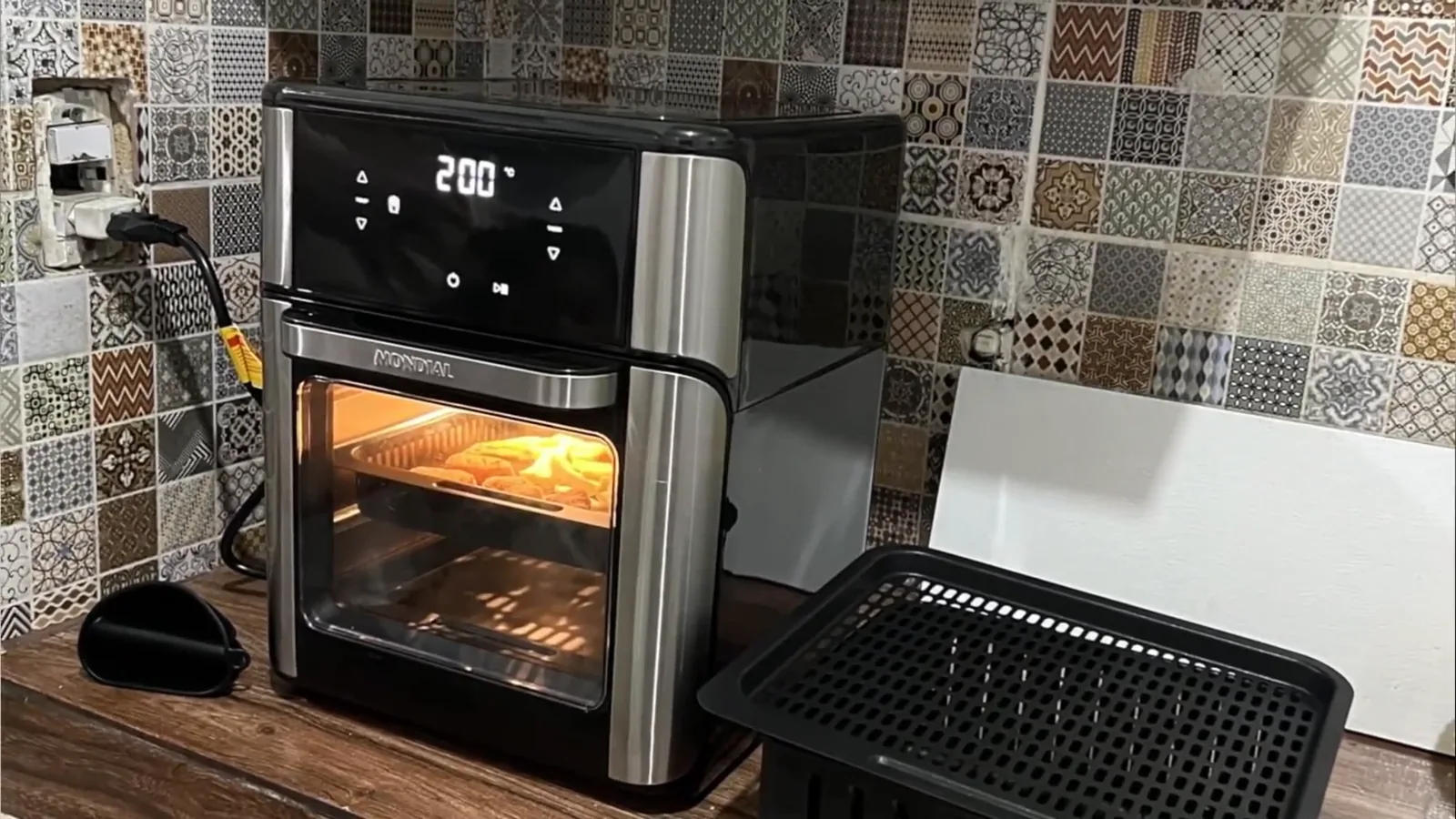 Air Fryer Oven Mondial assando petiscos na bancada da cozinha