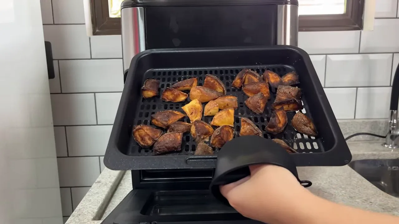 Retirada de batatas assadas usando a luva de silicone inclusa