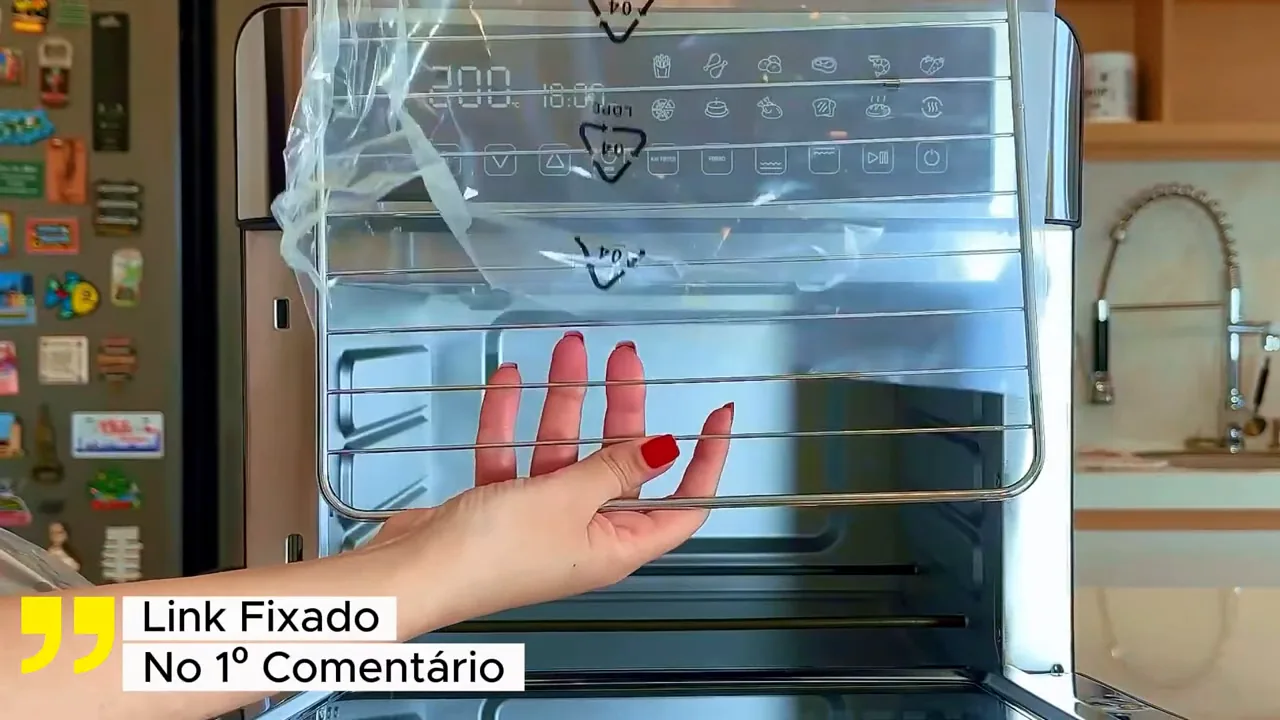 Encaixe da grelha de inox nos trilhos internos do forno