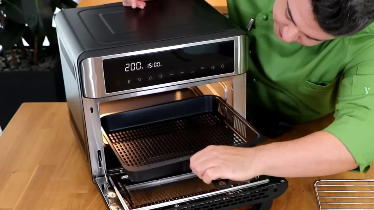 Encaixando o cesto de fritura no forno com o pegador removível
