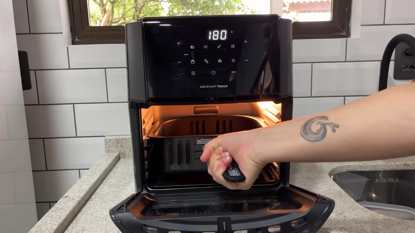 Air Fryer Electrolux EAF90 assando batatas fritas no cesto interno