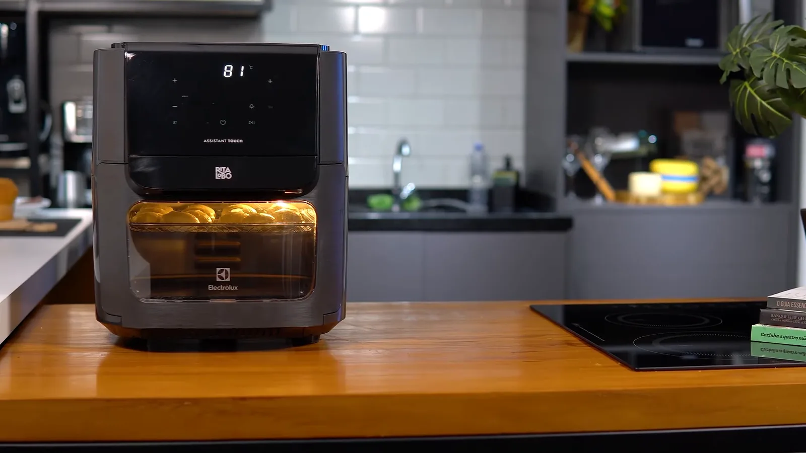 Air fryer Electrolux assando pães de queijo com painel digital ativo
