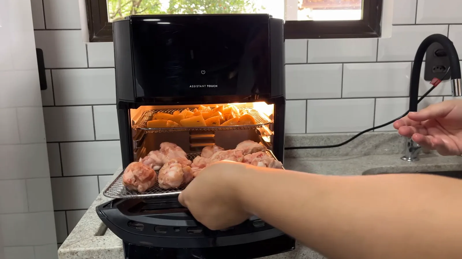 Grelhas com frango e batatas inseridas na fritadeira Electrolux