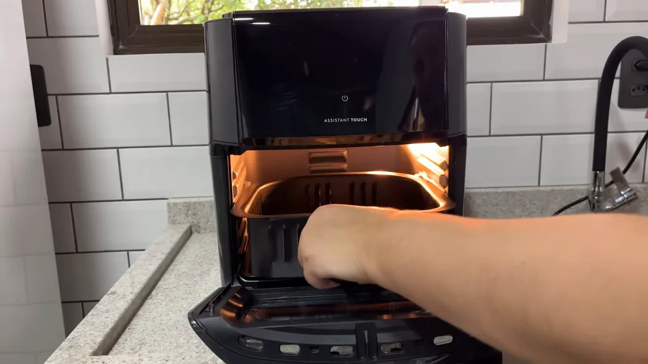 Inserção do cesto com batatas na Air Fryer Electrolux EAF90