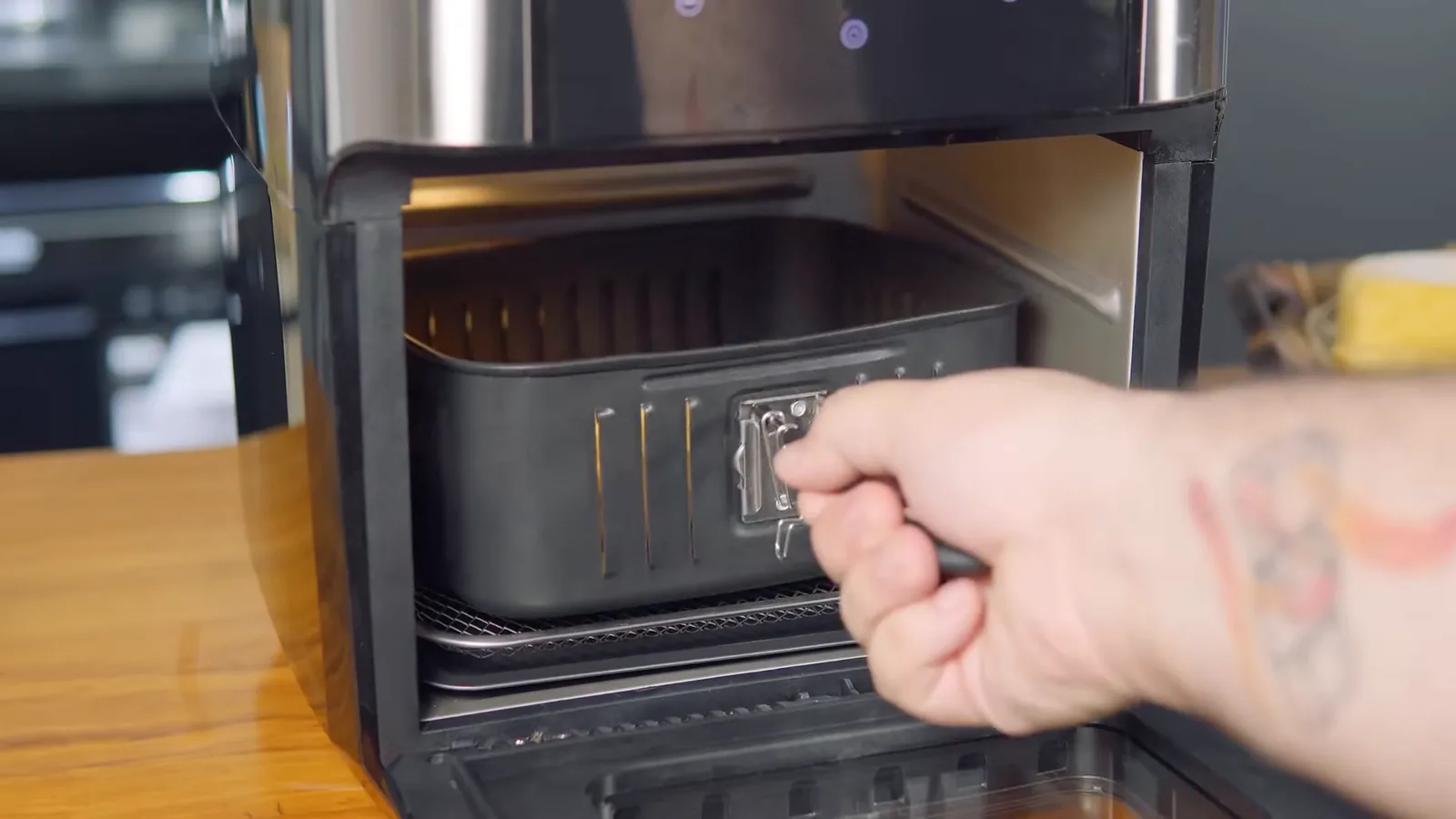 Encaixe do cesto com alimentos no interior da air fryer Philco