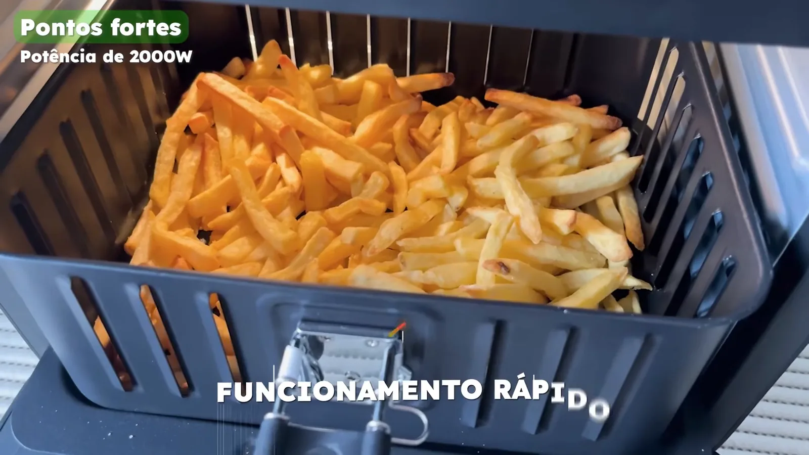 Cesto de cinco litros com batatas fritas douradas na air fryer