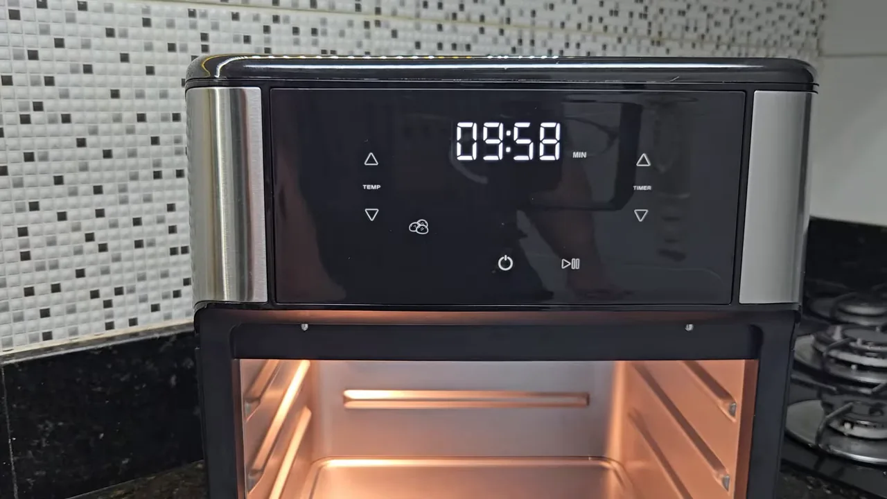 Abertura da porta da Air Fryer Mondial com iluminação interna acionada