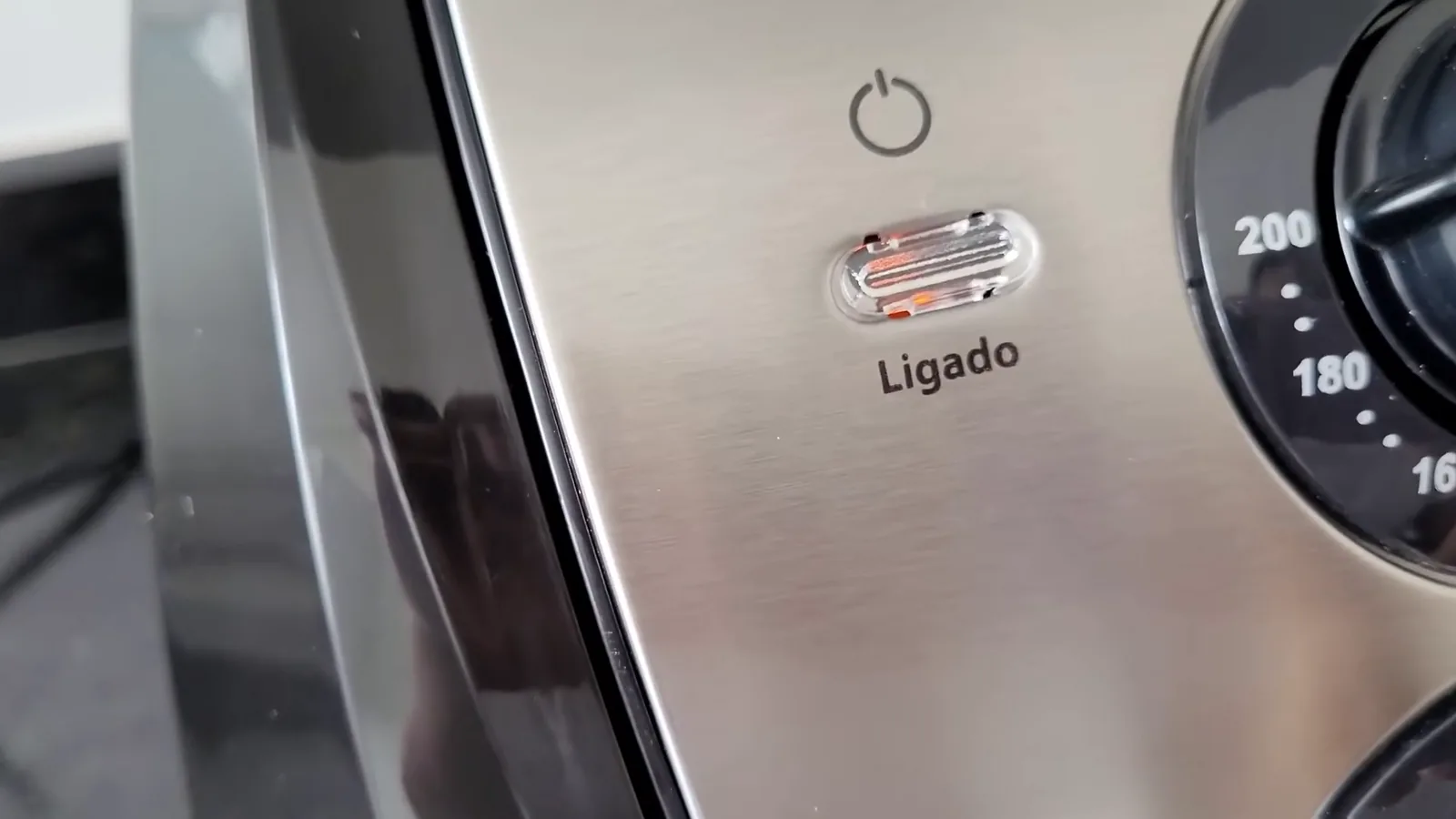 Luzes indicadoras acesas com a fritadeira Mondial em pleno aquecimento