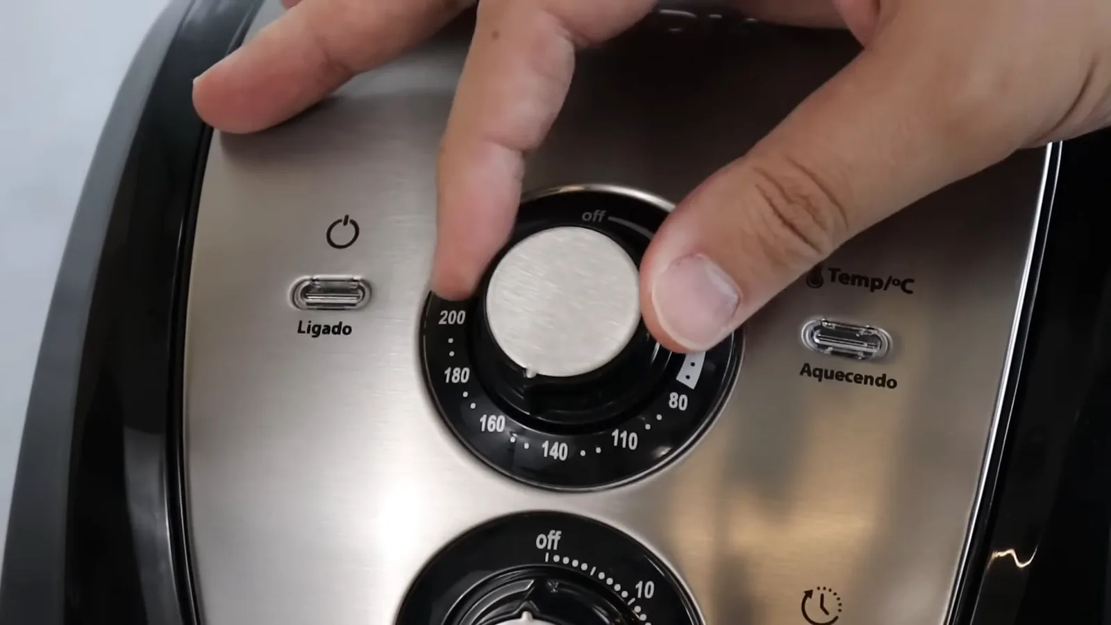Ajuste manual da temperatura no painel analógico da air fryer Mondial