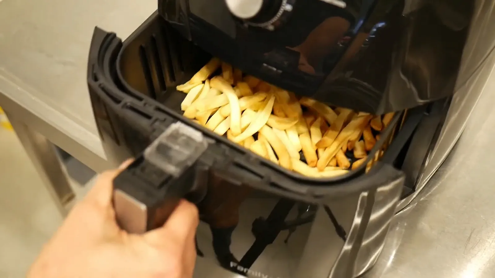 Batatas fritas douradas preparadas no cesto da air fryer Mondial