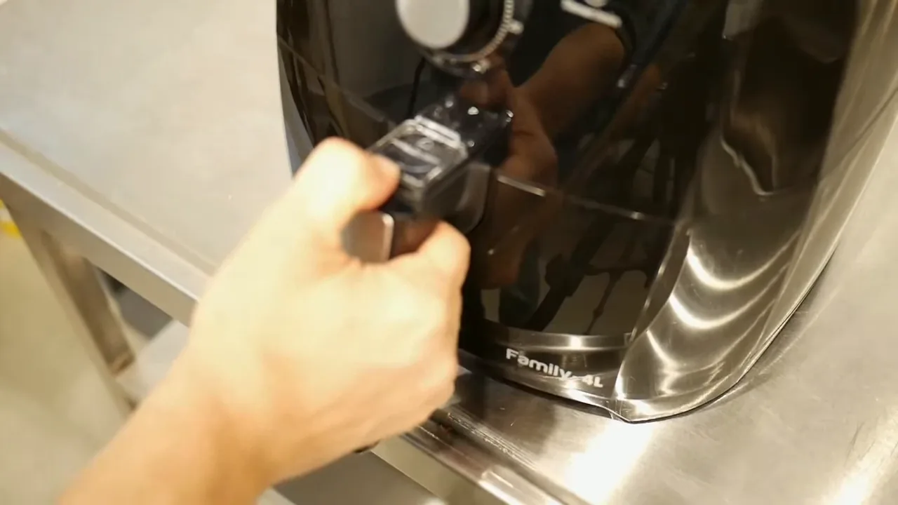 Abertura do cesto da air fryer com pães de queijo assados