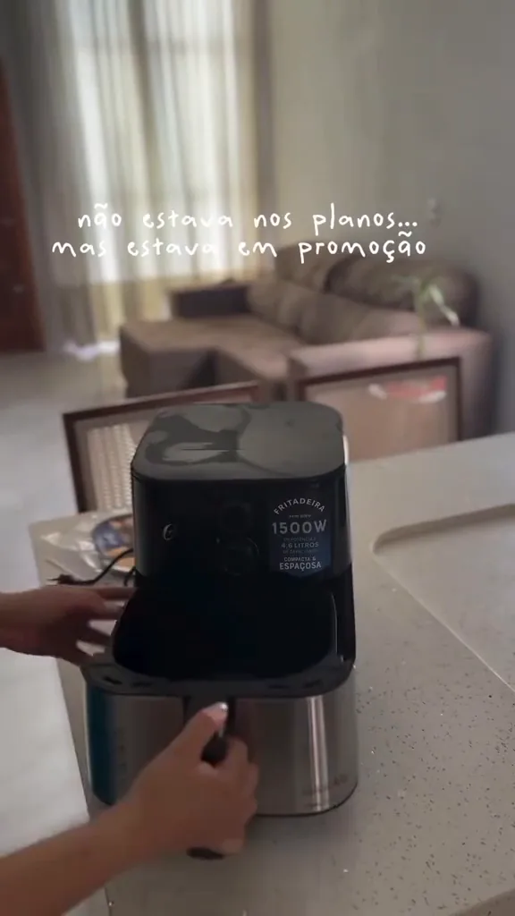 Encaixe do cesto de 4,6 litros na air fryer Oster