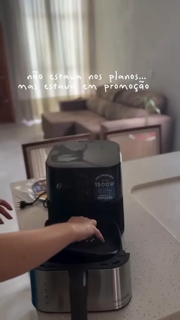 Encaixe da grelha removível e fechamento do cesto da fritadeira Oster