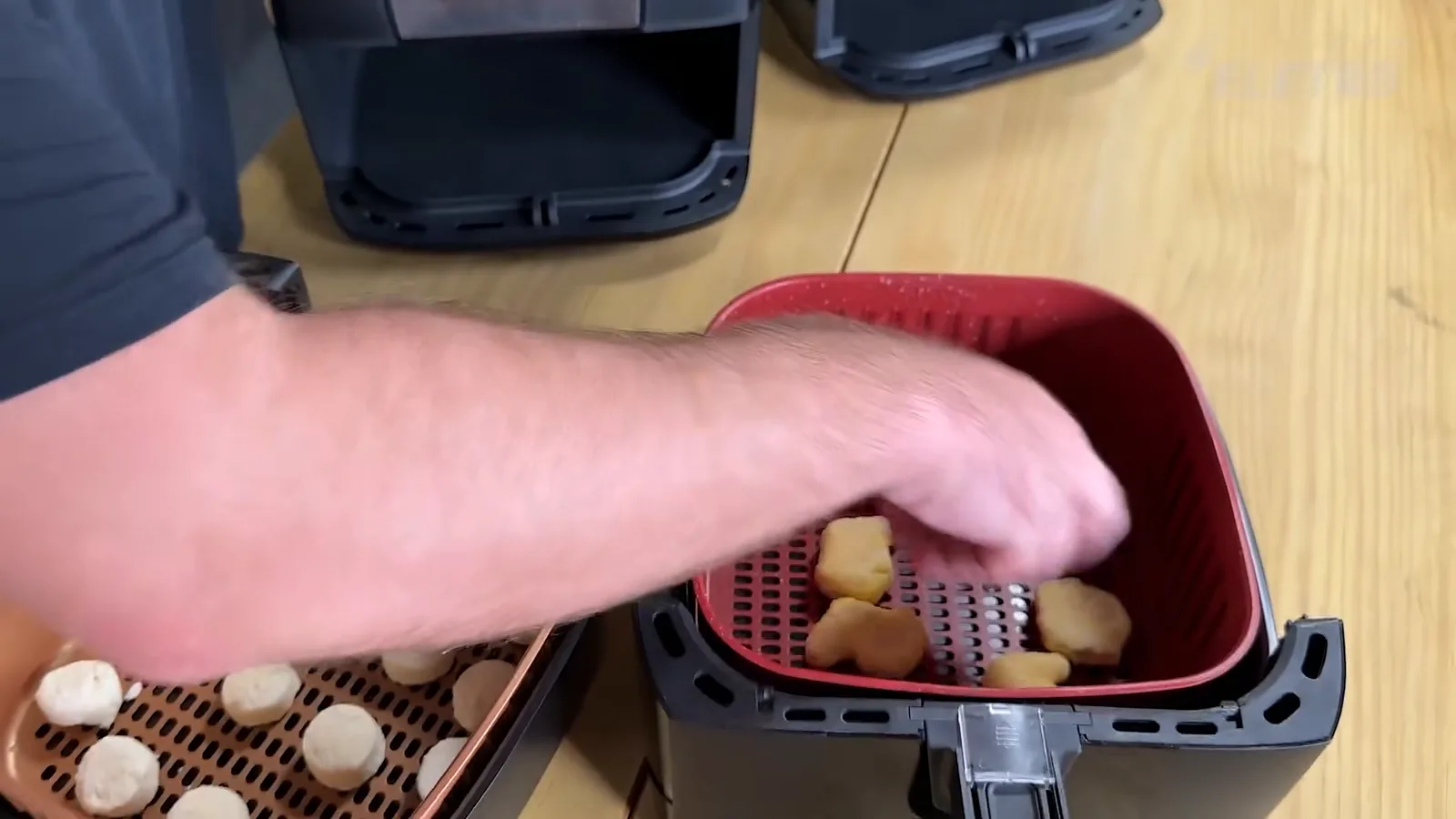 Cesto da air fryer Britânia BFR50 recebendo nuggets para preparo