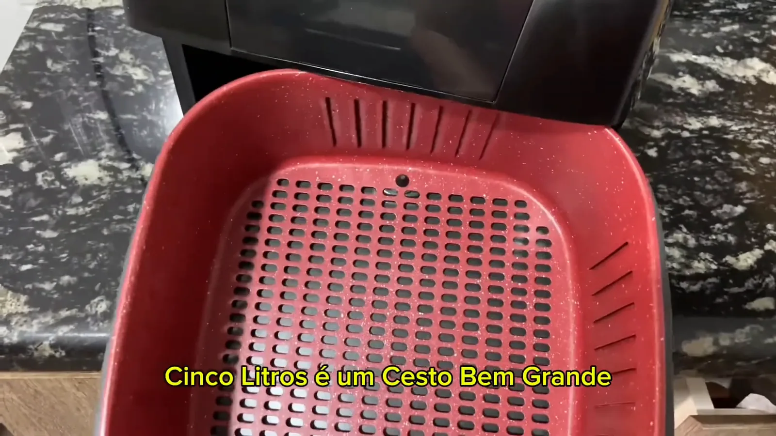 Ampla gaveta quadrada de cinco litros e meio com revestimento cerâmico