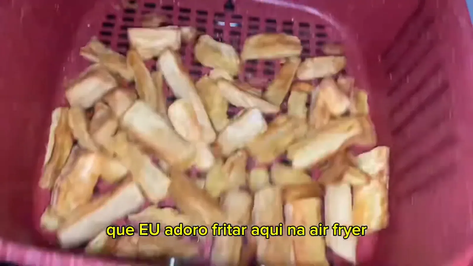 Cesto quadrado com mandioquinha frita dourada e crocante na air fryer