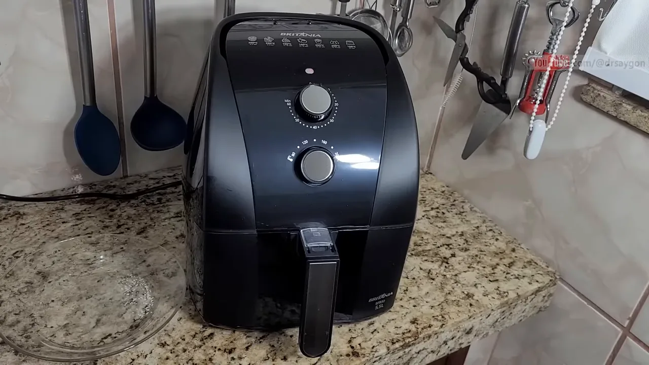 Fritadeira elétrica Britânia Redstone em pleno funcionamento na cozinha