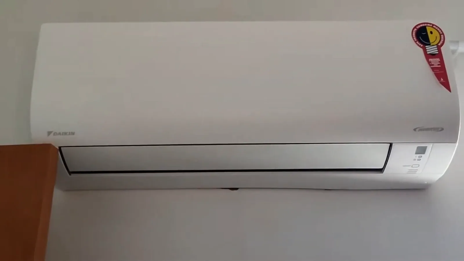Ar-condicionado Daikin EcoSwing instalado na parede em funcionamento