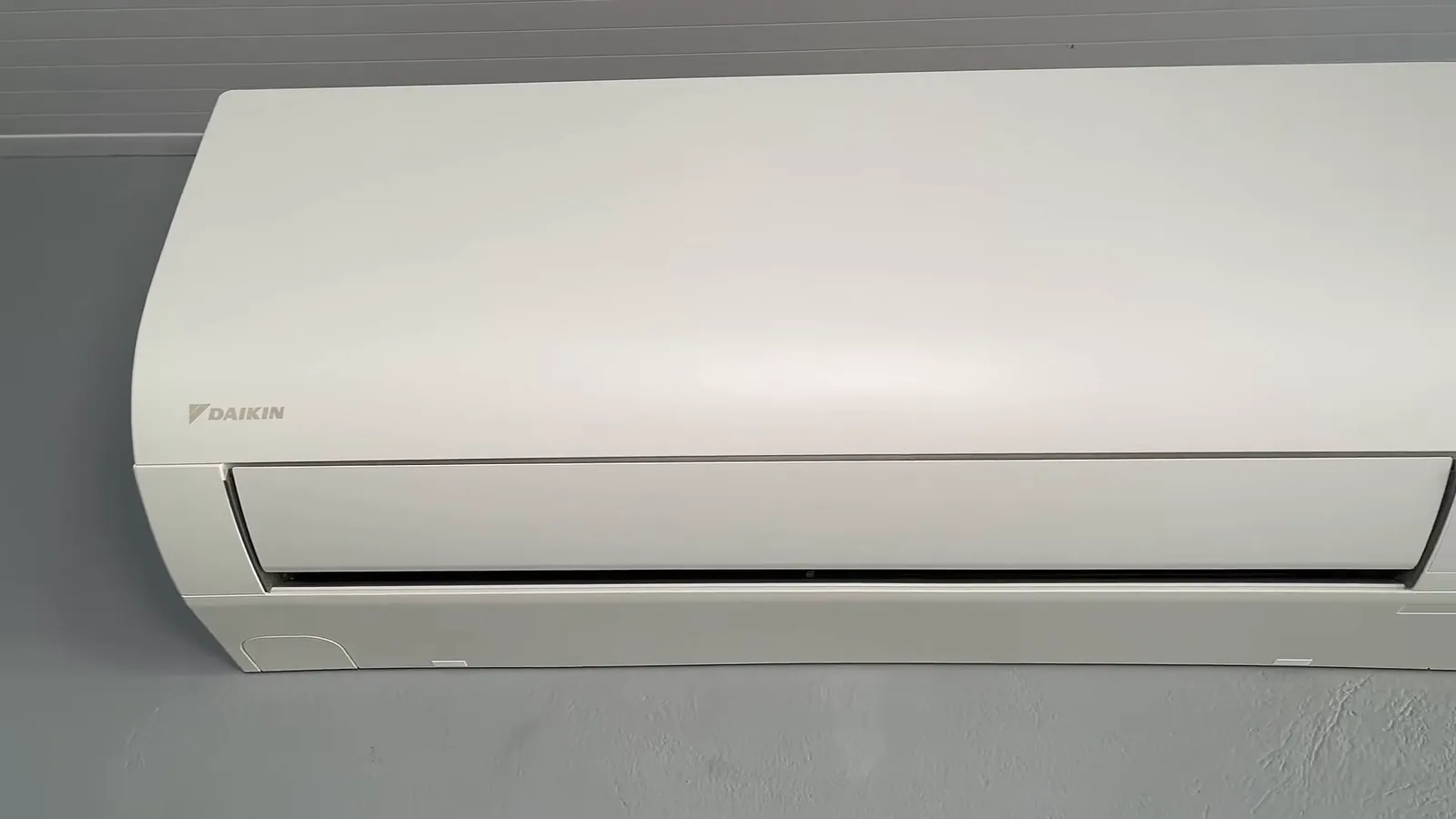 Ar-condicionado Daikin EcoSwing Smart Gold ligado na parede do quarto