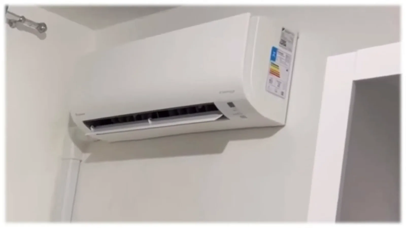 Evaporadora do Daikin EcoSwing Smart operando em ambiente residencial