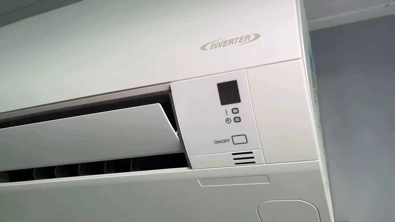 Aleta do ar-condicionado Daikin abrindo automaticamente ao ser ligado no painel
