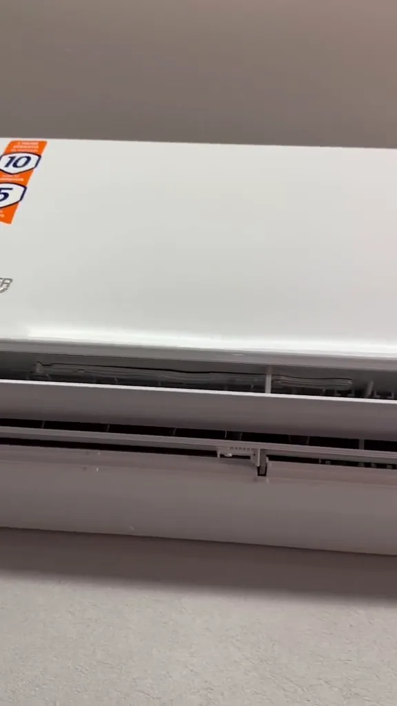 Evaporadora Gree G-Top instalada na parede em pleno funcionamento