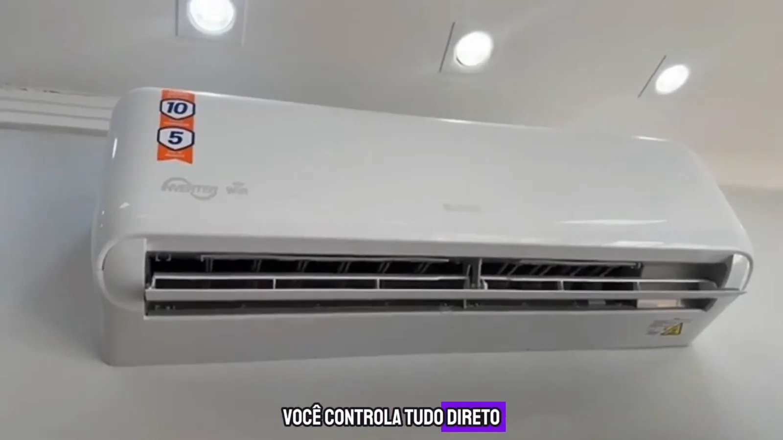 Unidade evaporadora do ar-condicionado em funcionamento instalada próxima ao teto