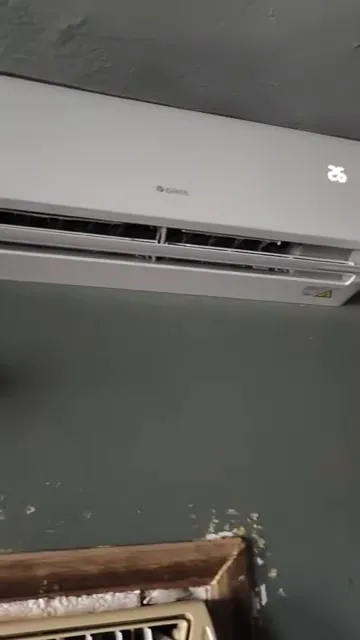 Unidade evaporadora do ar-condicionado Gree em funcionamento no quarto