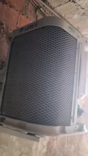 Condensadora externa Gree G-Top em funcionamento contínuo no suporte metálico
