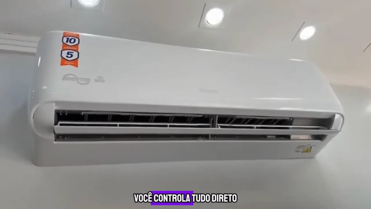 Ar-condicionado split em funcionamento com aletas abertas ventilando o ambiente