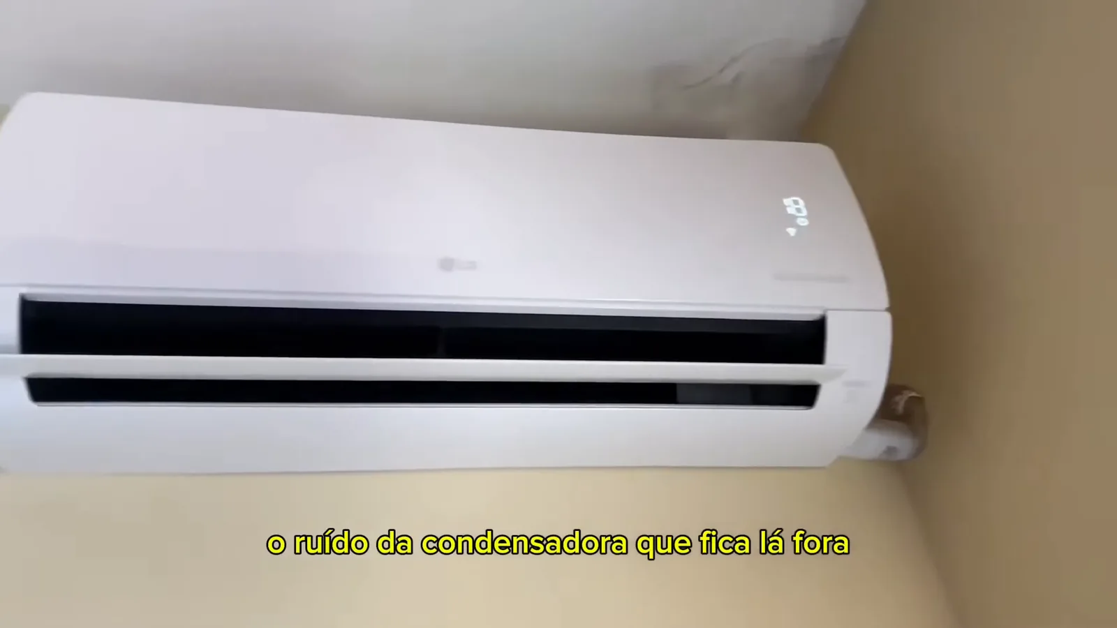 Ar-condicionado LG Dual Inverter ligado e refrigerando o ambiente