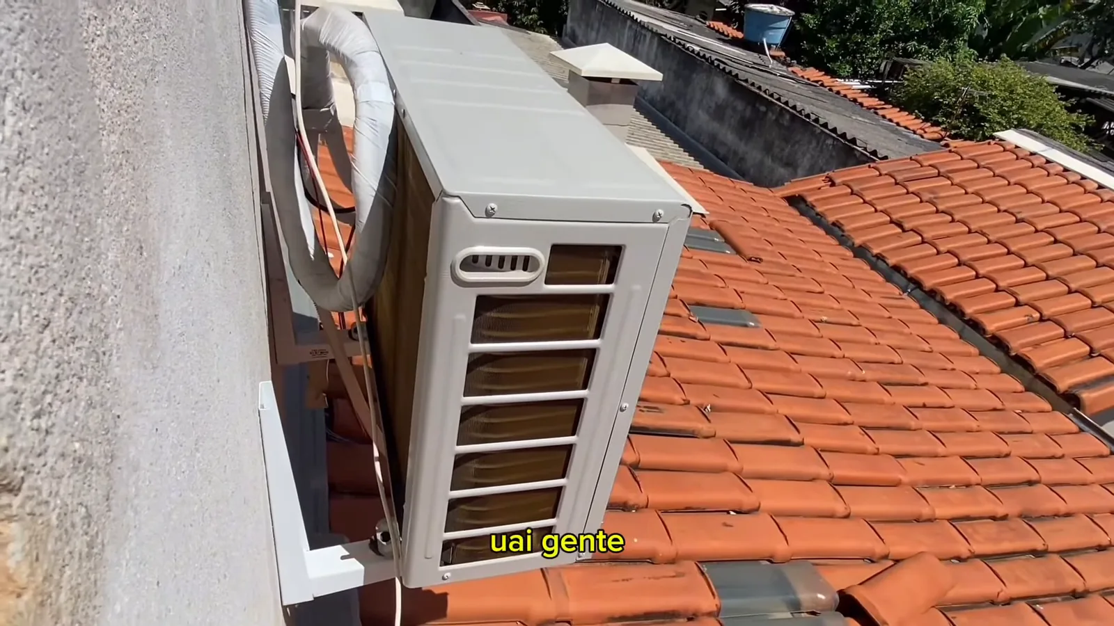 Unidade condensadora externa do ar-condicionado operando instalada no telhado