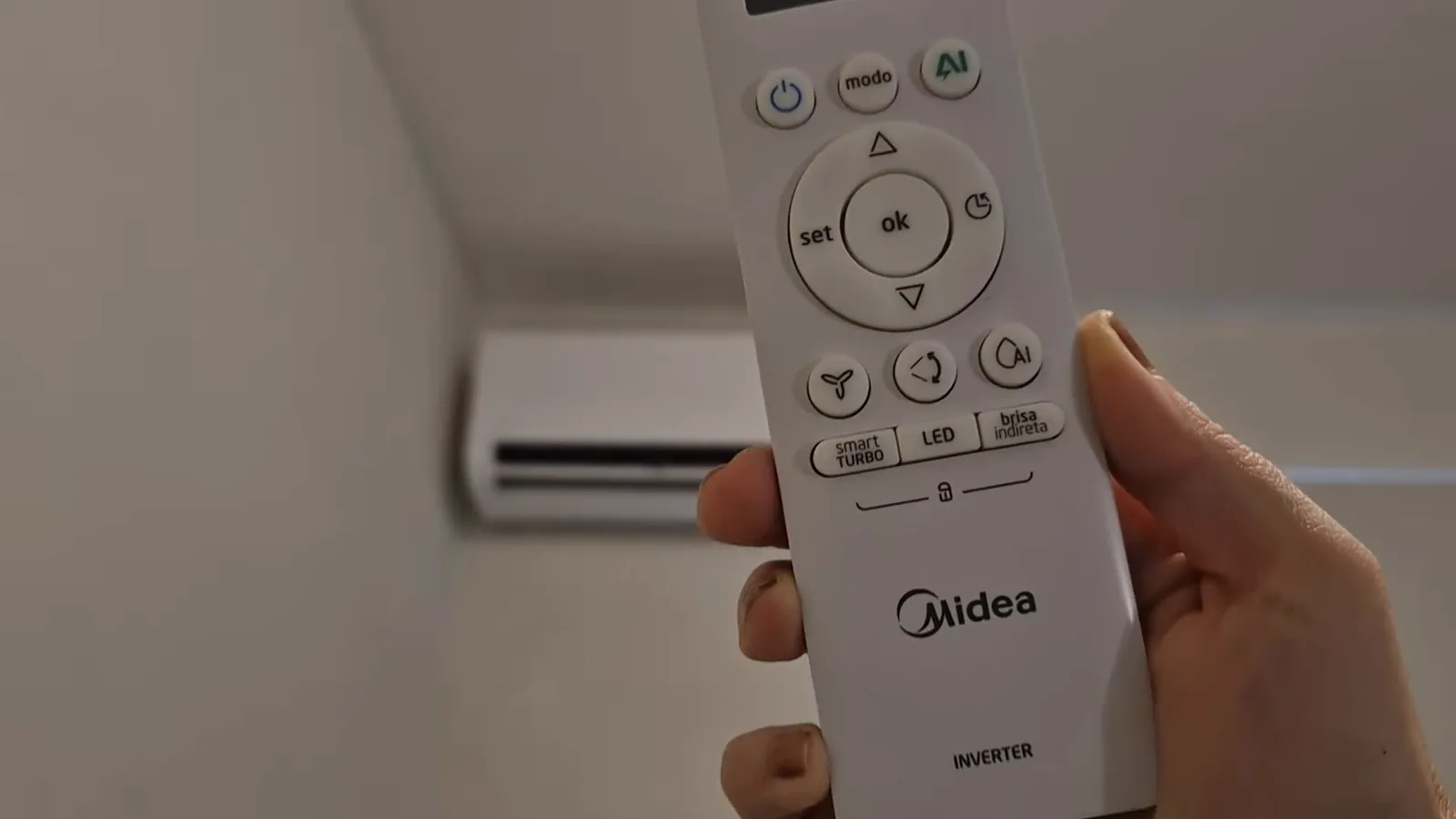 Controle remoto ajustando a temperatura do ar-condicionado split Midea