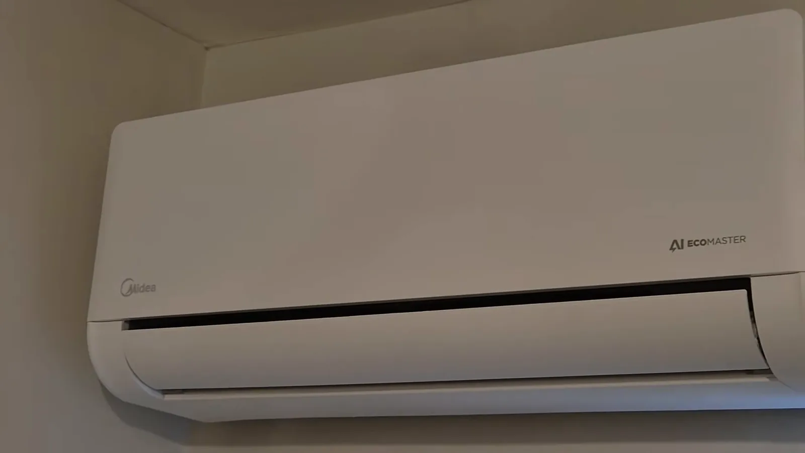Aparelho de ar-condicionado split Midea instalado no quarto
