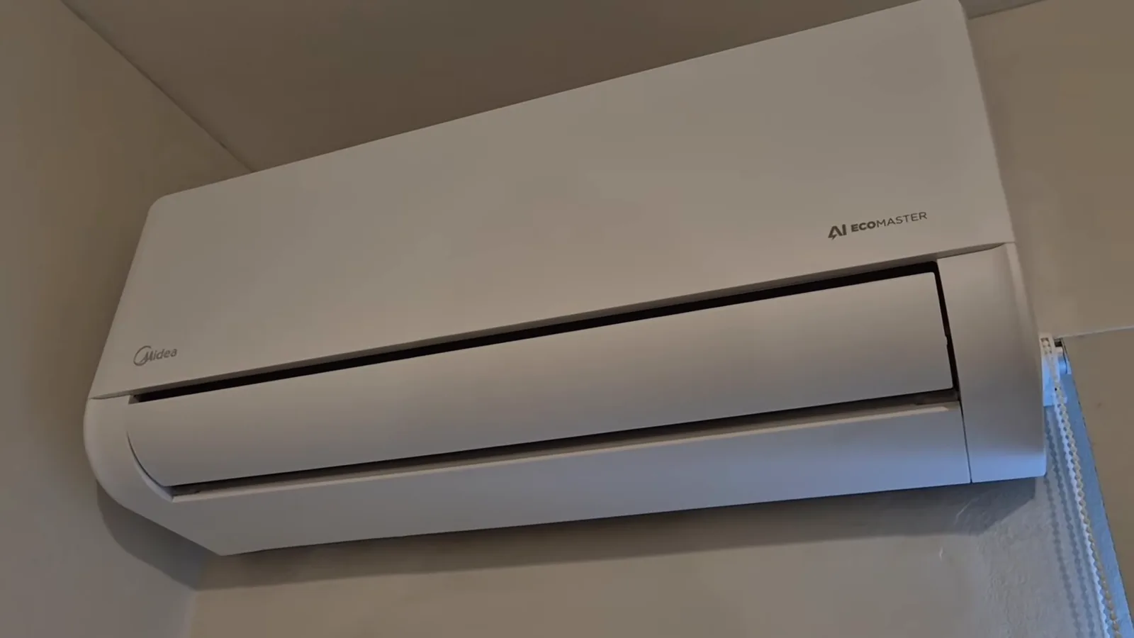 Unidade interna do ar-condicionado Midea com aleta de ar aberta