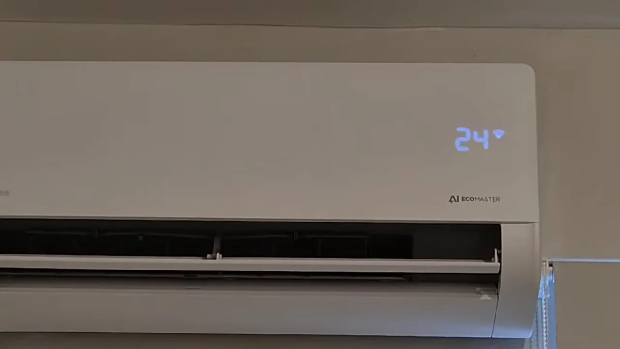 Ar-condicionado split Midea funcionando com visor de temperatura aceso