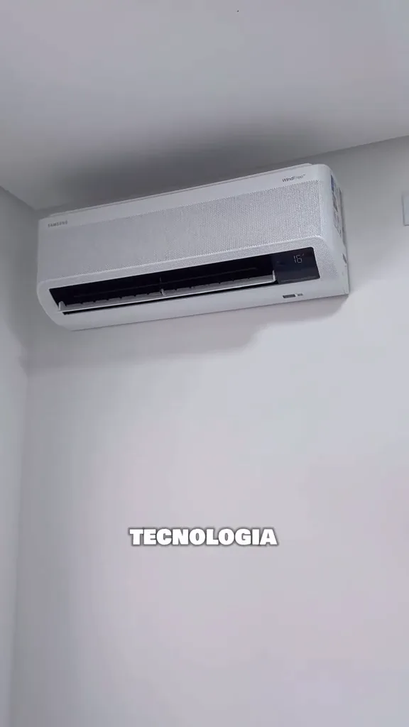 Ar-condicionado Samsung WindFree refrigerando o ambiente com aleta aberta